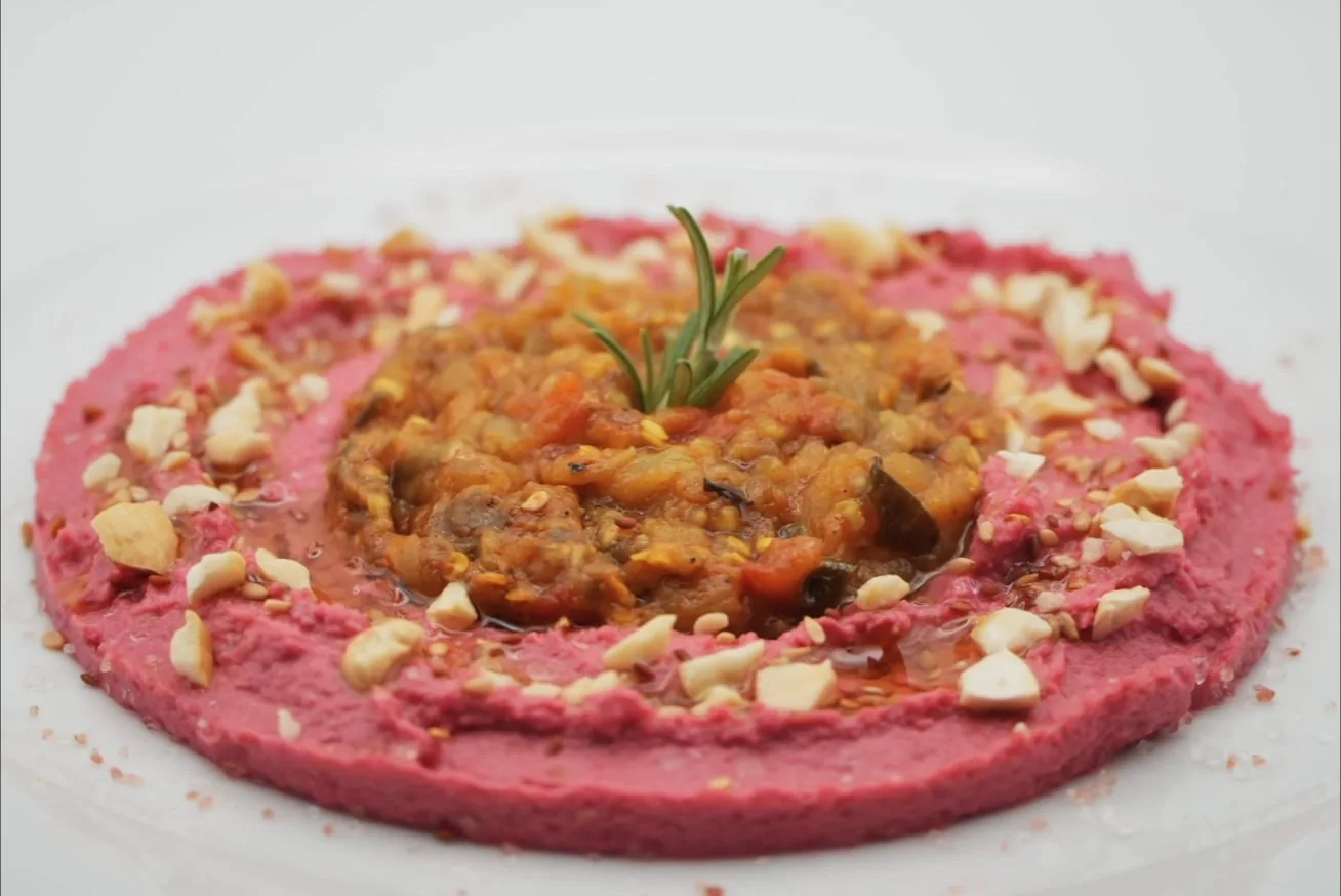Zalouk con humus rosa y anacardos