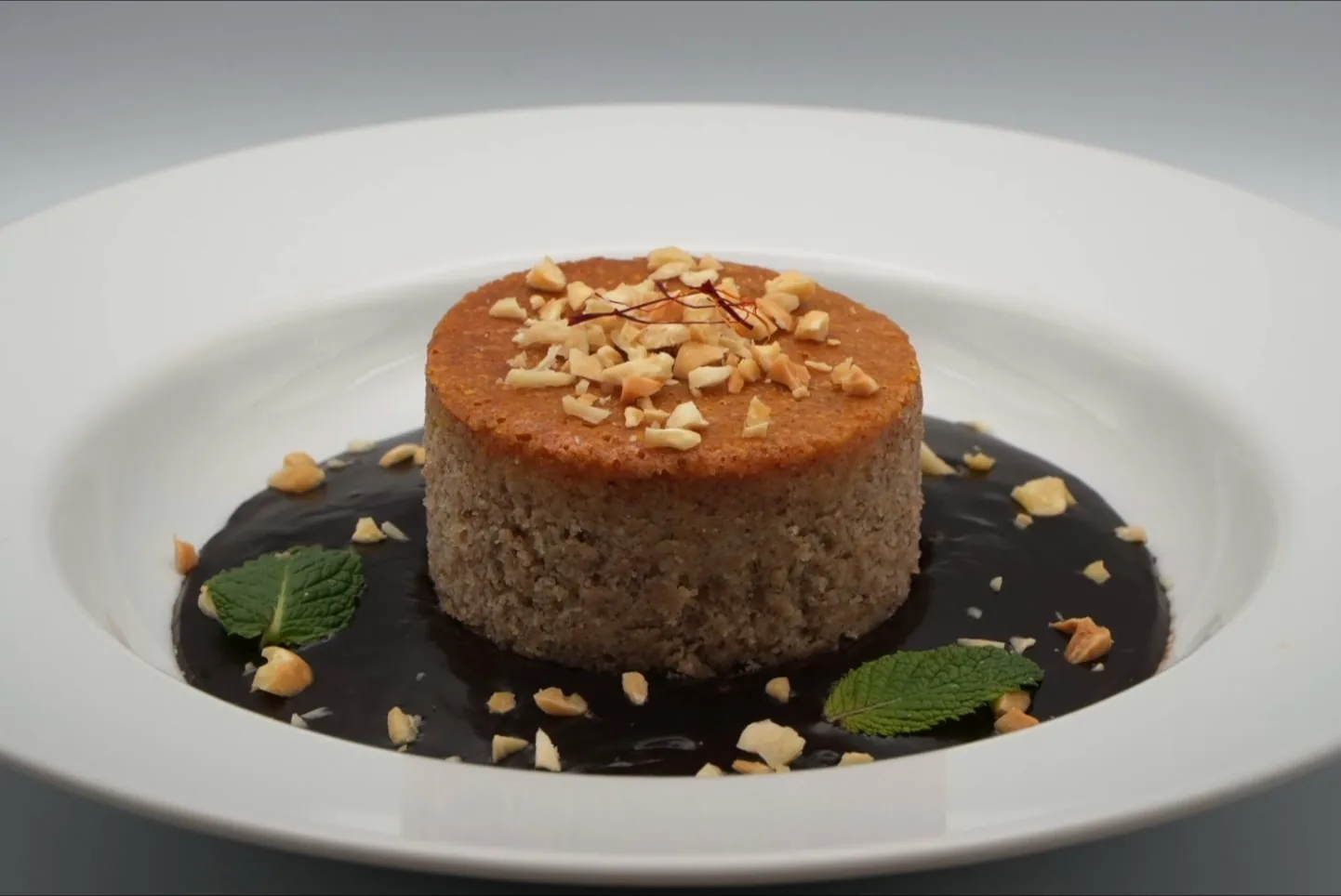 Tortada de almendra, azafrán y chocolate intenso