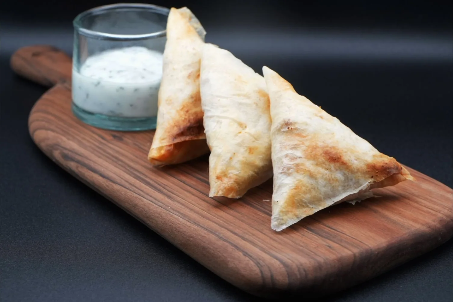 Briuats de kefta especiado con salsa fresca de yogur a la menta